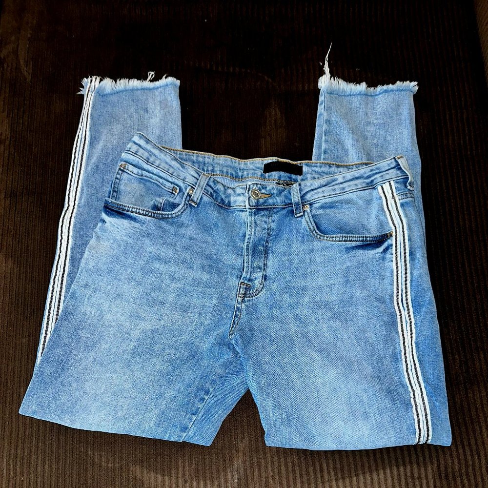 Forever 21 Men's double side stripped denim jeans with frayed ends